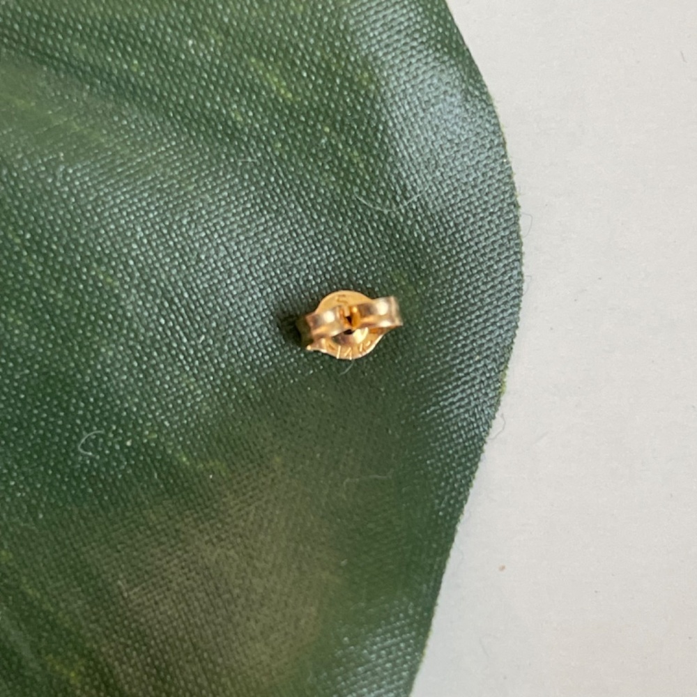 NIB! 14kt Gold Small Delicate Hearts Children’s Post Earrings - Picture 5 of 7